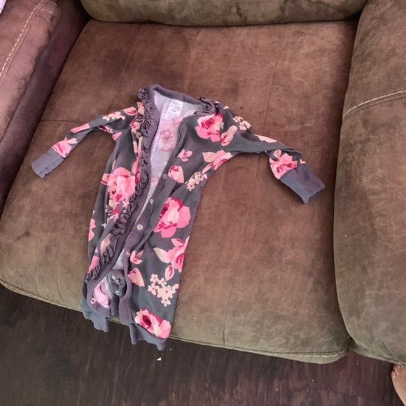 baby body suit w flowers - Picture 2 of 2